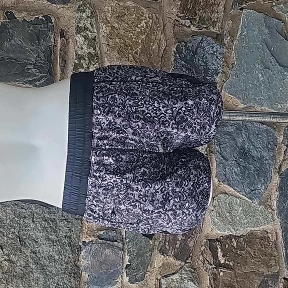 Lululemon  Rare Hotty Hot II 2.5” Size 6 - Picture 4 of 8